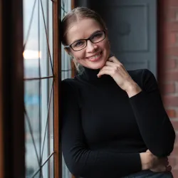 Elena R.